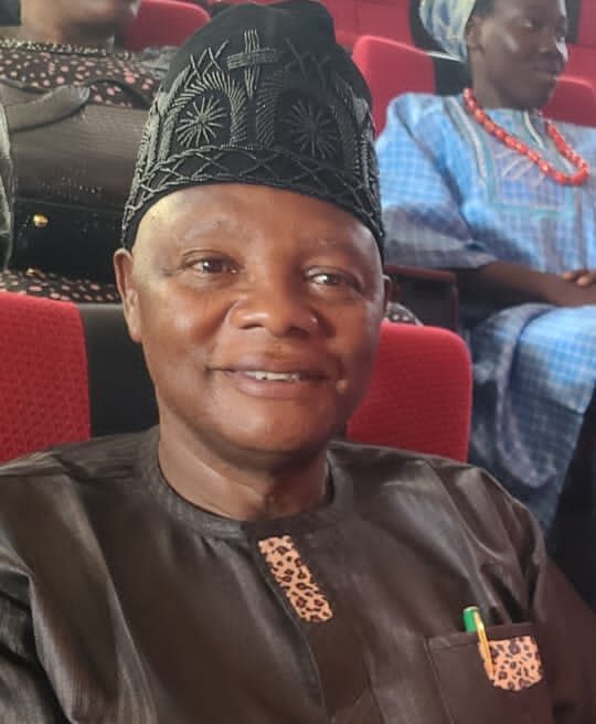 Ajayi felicitates Ayede residents at New Year