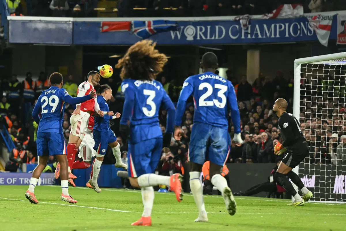 10-Man Chelsea shocks Arsenal, as Gunners blow chance to pull away 1-1 in London derby