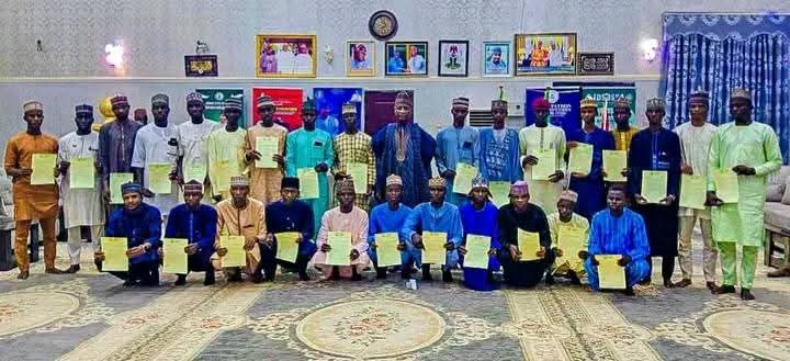 Senator Wamakko sponsors 29 Sokoto Students to study at Hudda University, Zamfara