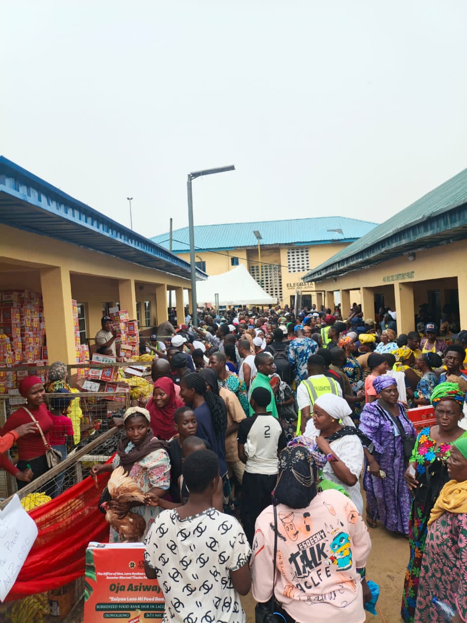 Oyekan-Olumegbon distributes subsidised food items to Lagos Island residents